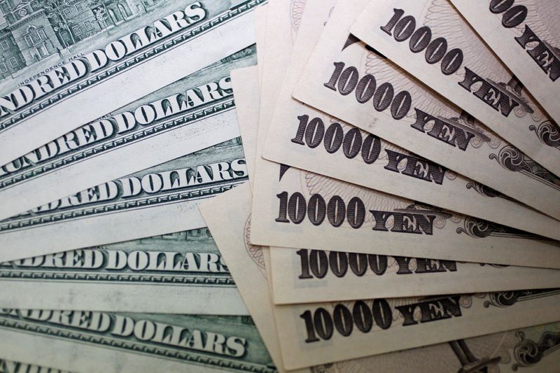 © Reuters. FILE PHOTO: Japanese 10,000 yen notes are spread out next to U.S. 100 dollar bills at Interbank Inc. money exchange in Tokyo, in this September 9, 2010 picture illustration. REUTERS/Yuriko Nakao/File Photo © Reuters. FILE PHOTO: Japanese 10,000 yen notes are spread out next to U.S. 100 dollar bills at Interbank Inc. money exchange in Tokyo, in this September 9, 2010 picture illustration. REUTERS/Yuriko Nakao/File Photo