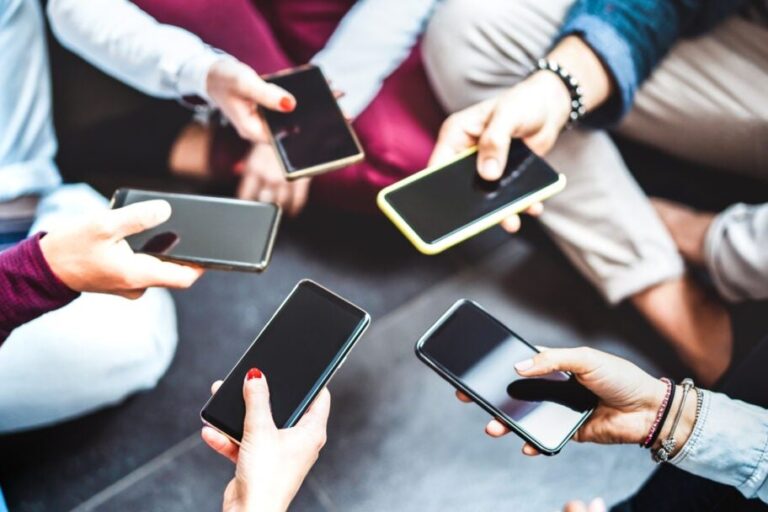 Apple Faces Modest Growth As IDC Forecasts Smartphone Market Rebound - shareandstocks.com