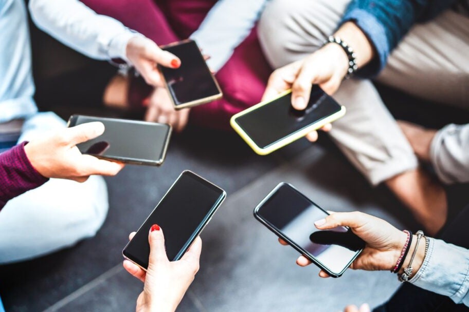 Apple Faces Modest Growth As IDC Forecasts Smartphone Market Rebound - shareandstocks.com