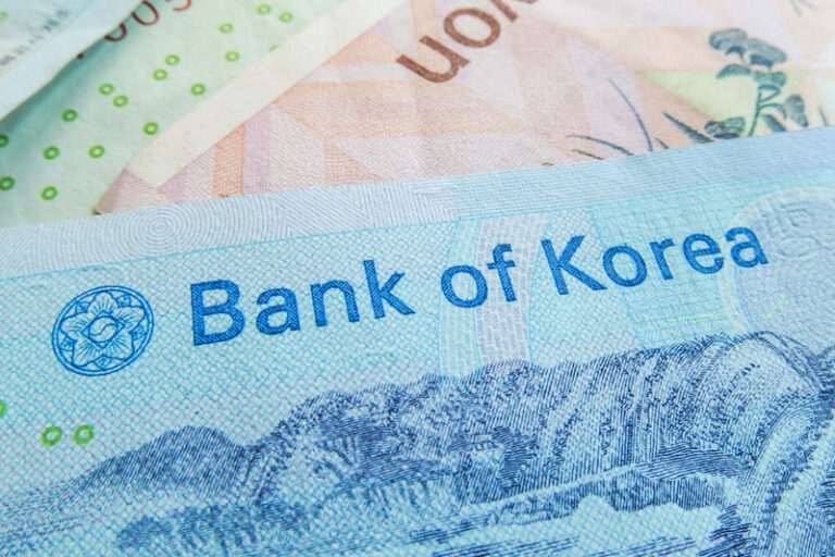 Asia FX slips, dollar steady on rate uncertainty; S.Korean won slides on BOK cut By Investing.com