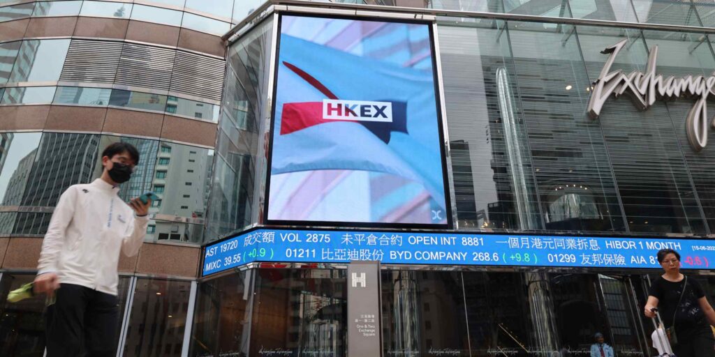 Outflow of overseas money from Hong Kong stocks raises alarm - shareandstocks.com