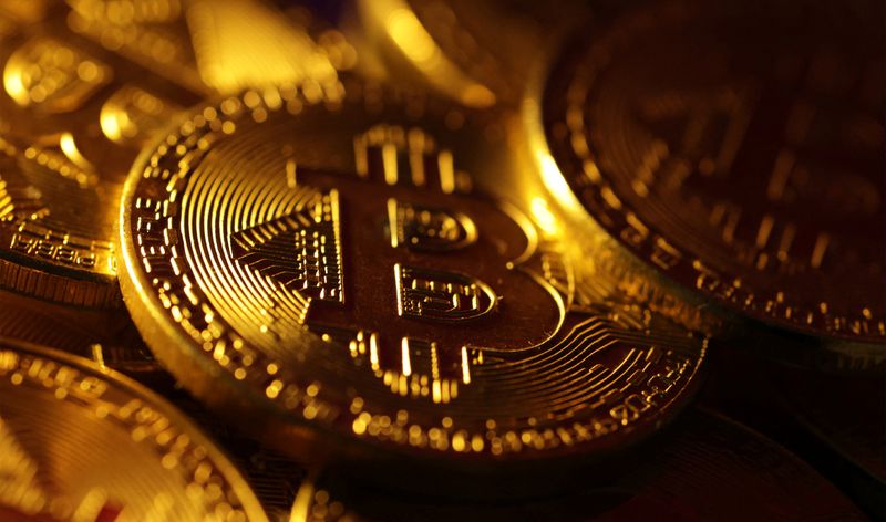 © Reuters. Physical representations of the bitcoin cryptocurrency are seen in this illustration taken October 24, 2023. REUTERS/Dado Ruvic/Illustration/File Photo
