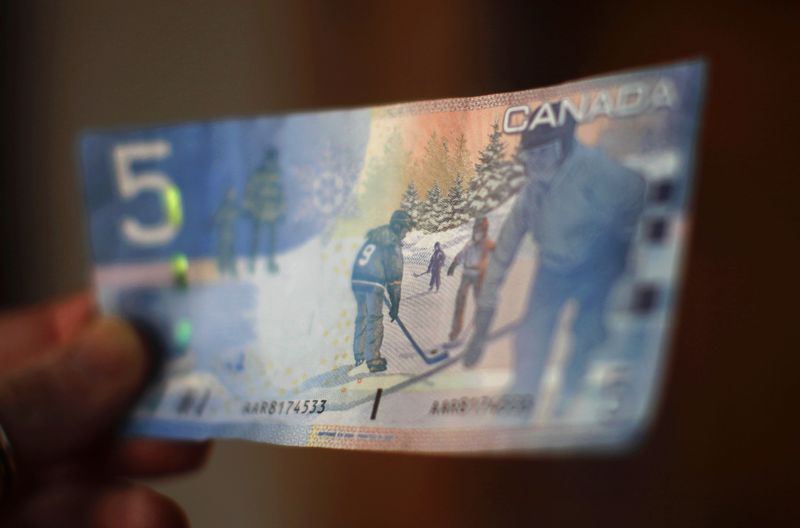 © Reuters. FILE PHOTO: A Canadian five-dollar bill is seen in this posed photograph in Montreal March 10, 2011. REUTERS/Shaun Best/File photo © Reuters. FILE PHOTO: A Canadian five-dollar bill is seen in this posed photograph in Montreal March 10, 2011. REUTERS/Shaun Best/File photo