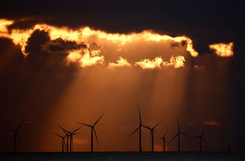 © Reuters. FILE PHOTO: The sun sets behind wind turbines at the Saint-Nazaire offshore wind farm, off the coast of the Guerande peninsula in western France, February 25, 2023. REUTERS/Stephane Mahe