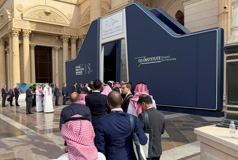 © Reuters. FILE PHOTO: Delegates gather at the venue of the Future Investment Initiative (FII) in Riyadh, Saudi Arabia October 29, 2024. REUTERS/Hamad I Mohammed/File Photo