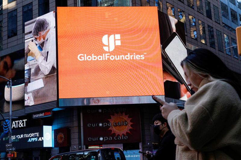 © Reuters. FILE PHOTO: A screen displays the company logo for semiconductor and chipmaker GlobalFoundries Inc. during the company's IPO at the Nasdaq MarketSite in Times Square in New York City, U.S., October 28, 2021. REUTERS/Brendan McDermid/File Photo © Reuters. FILE PHOTO: A screen displays the company logo for semiconductor and chipmaker GlobalFoundries Inc. during the company's IPO at the Nasdaq MarketSite in Times Square in New York City, U.S., October 28, 2021. REUTERS/Brendan McDermid/File Photo