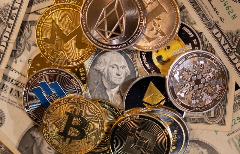 © Reuters. FILE PHOTO: Representations of virtual cryptocurrencies are placed on U.S. Dollar banknotes in this illustration taken November 28, 2021. REUTERS/Dado Ruvic/Illustration/File Photo © Reuters. FILE PHOTO: Representations of virtual cryptocurrencies are placed on U.S. Dollar banknotes in this illustration taken November 28, 2021. REUTERS/Dado Ruvic/Illustration/File Photo
