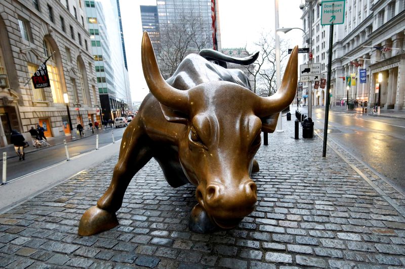 © Reuters. FILE PHOTO: The Wall Street bull is seen in the financial district in New York, U.S., March 7, 2017. REUTERS/Brendan McDermid/File Photo © Reuters. FILE PHOTO: The Wall Street bull is seen in the financial district in New York, U.S., March 7, 2017. REUTERS/Brendan McDermid/File Photo