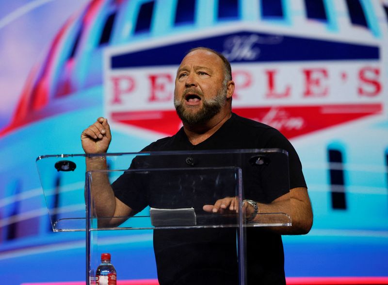 © Reuters. FILE PHOTO: Far-right radio host Alex Jones speaks at an event held by the national conservative political movement, 'Turning Point' in Detroit, Michigan, U.S., June,  16, 2024. REUTERS/Rebecca cook/File Photo