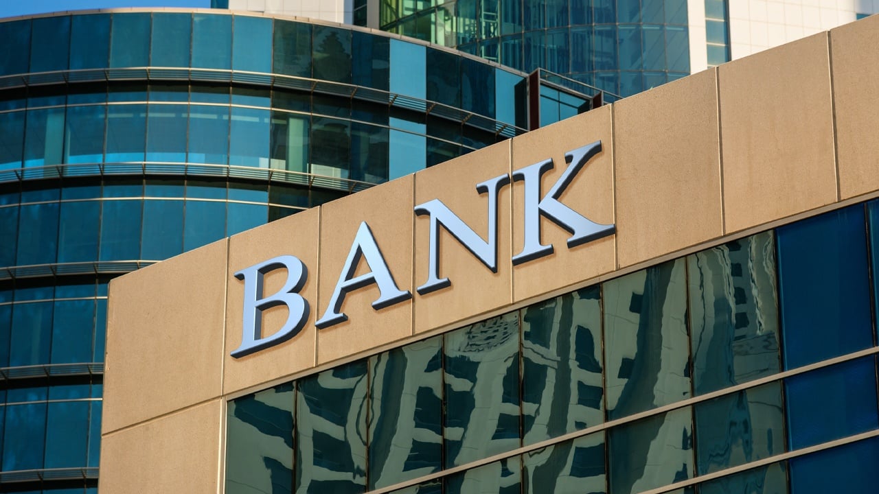 Big Banks vs. Bitcoin: The Battle for Financial Freedom - shareandstocks.com