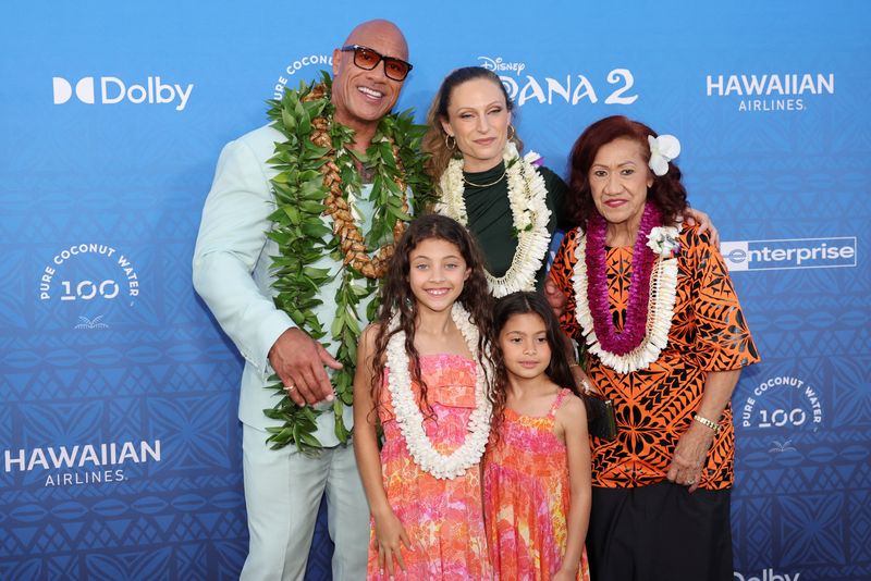 © Reuters. Actor Dwyane Johnson, Jasmine Johnson, Lauren Hashian, Tiana Johnson, and Ata Johnson arrive at the premiere of Disney Animation’s film Moana 2 in Kapolei, Hawaii, U.S. November 21, 2024.  REUTERS/Marco Garcia/File Photo