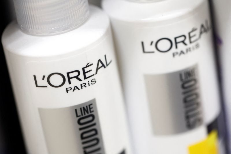 © Reuters. The logo of L'Oreal is seen on beauty products in a supermarket in Chanverrie, France, October 16, 2024. REUTERS/Stephane Mahe © Reuters. The logo of L'Oreal is seen on beauty products in a supermarket in Chanverrie, France, October 16, 2024. REUTERS/Stephane Mahe