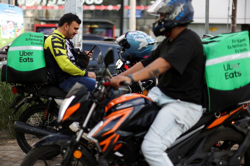 © Reuters. FILE PHOTO: Delivery drivers for Uber Eats rest while they wait for food orders as Mexico proposes a labor reform for drivers and delivery workers using applications like Uber, Didi and Rappi, officials said, in Mexico City, Mexico October 16, 2024. REUTERS/Gustavo Graf/File Photo © Reuters. FILE PHOTO: Delivery drivers for Uber Eats rest while they wait for food orders as Mexico proposes a labor reform for drivers and delivery workers using applications like Uber, Didi and Rappi, officials said, in Mexico City, Mexico October 16, 2024. REUTERS/Gustavo Graf/File Photo