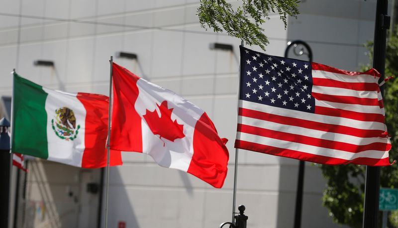 © Reuters. FILE PHOTO: Flags of the U.S., Canada and Mexico fly next to each other in Detroit, Michigan, U.S. August 29, 2018.  REUTERS/Rebecca Cook/File Photo