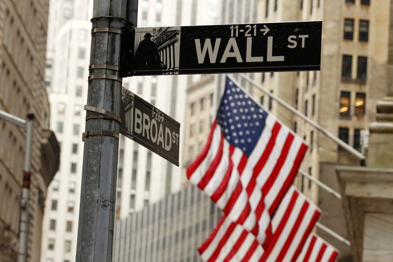 © Reuters. FILE PHOTO: American flags are seen outside the New York Stock Exchange in New York City, New York, U.S., March 13, 2020. REUTERS/Lucas Jackson/File Photo © Reuters. FILE PHOTO: American flags are seen outside the New York Stock Exchange in New York City, New York, U.S., March 13, 2020. REUTERS/Lucas Jackson/File Photo