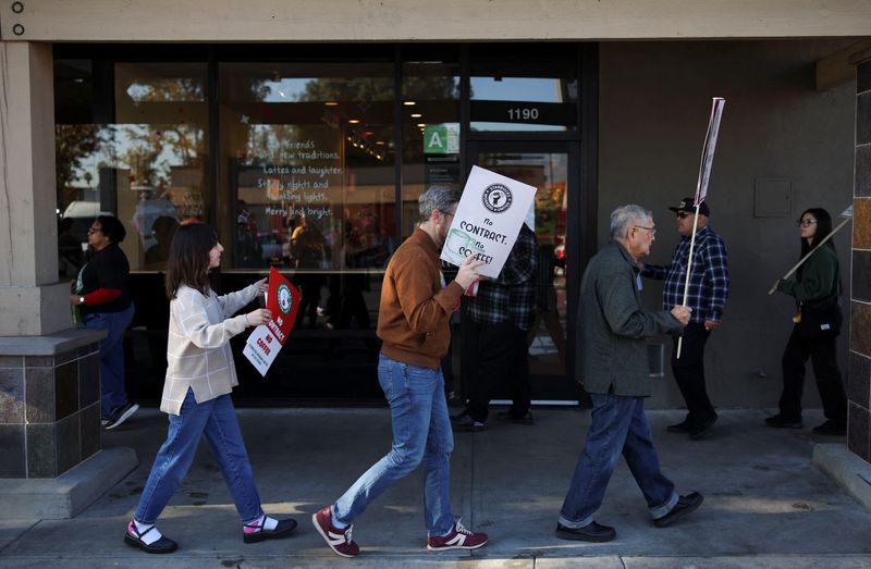 © Reuters. Baristas picket in front of a Starbucks in Burbank, California, U.S., December 20, 2024. REUTERS/Daniel Cole