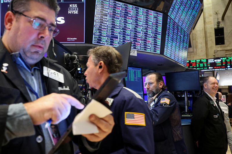 © Reuters. Traders work on the floor at the New York Stock Exchange (NYSE) in New York City, U.S., November 27, 2024. REUTERS/Brendan McDermid/File Photo © Reuters. Traders work on the floor at the New York Stock Exchange (NYSE) in New York City, U.S., November 27, 2024. REUTERS/Brendan McDermid/File Photo