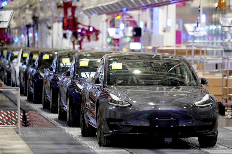 © Reuters. FILE PHOTO: Tesla China-made Model 3 vehicles are seen during a delivery event at its factory in Shanghai, China January 7, 2020. REUTERS/Aly Song/File Photo © Reuters. FILE PHOTO: Tesla China-made Model 3 vehicles are seen during a delivery event at its factory in Shanghai, China January 7, 2020. REUTERS/Aly Song/File Photo