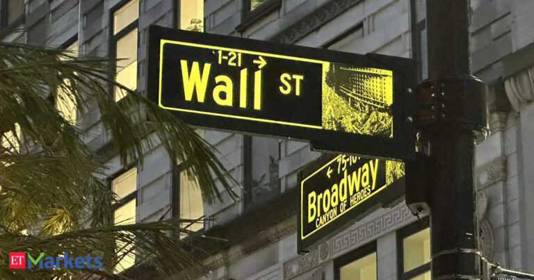 US stocks fall at open on concerns over rate outlook