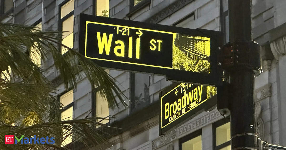 US stocks fall at open on concerns over rate outlook