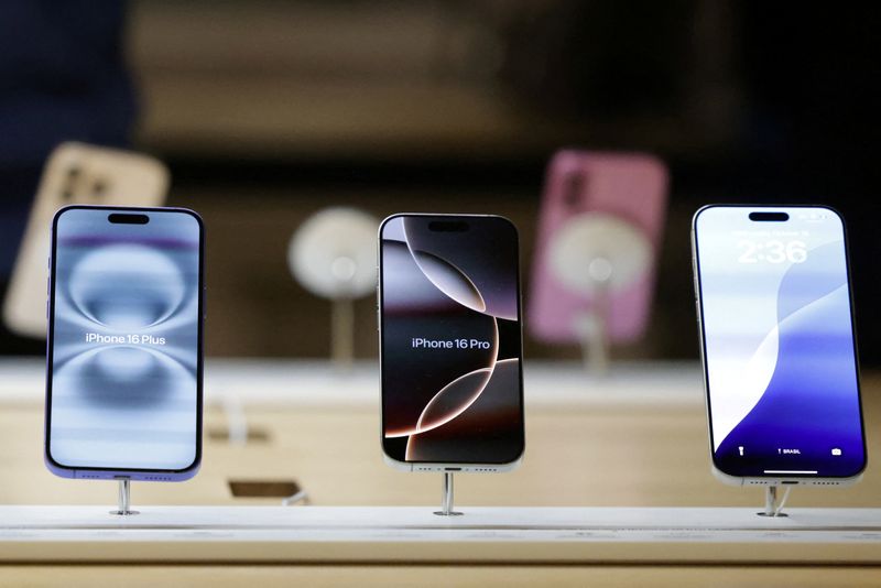 © Reuters. FILE PHOTO: A view of Apple iPhones displayed at an Apple Store at Grand Central Terminal in New York City, New York, U.S., October 16, 2024. REUTERS/Kent J. Edwards/File photo © Reuters. FILE PHOTO: A view of Apple iPhones displayed at an Apple Store at Grand Central Terminal in New York City, New York, U.S., October 16, 2024. REUTERS/Kent J. Edwards/File photo