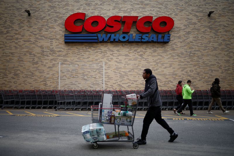 © Reuters. FILE PHOTO: A shopper pushes a shopping cart at a Costco store ahead of Black Friday in Arlington, Virginia, U.S., November 27, 2024. REUTERS/Benoit Tessier/File Photo