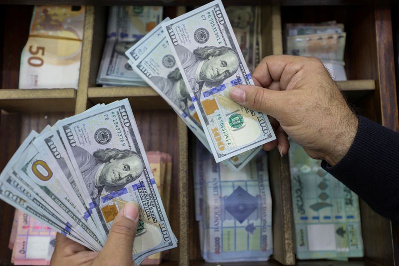 © Reuters. FILE PHOTO: A money exchange vendor holds U.S. dollar banknotes at his shop in Beirut, Lebanon December 21, 2022. REUTERS/Mohamed Azakir/File Photo © Reuters. FILE PHOTO: A money exchange vendor holds U.S. dollar banknotes at his shop in Beirut, Lebanon December 21, 2022. REUTERS/Mohamed Azakir/File Photo