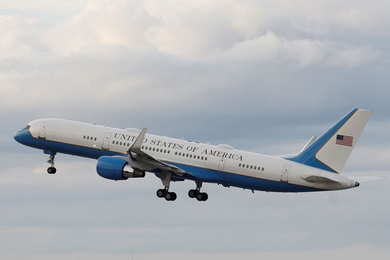 © Reuters. A U.S. Air Force plane transporting U.S. President-elect Donald Trump, his wife Melania and son Barron takes off as they travel to Dulles International Airport from Palm Beach International Airport in West Palm Beach, U.S. January 18, 2025. REUTERS/Marco Bello © Reuters. A U.S. Air Force plane transporting U.S. President-elect Donald Trump, his wife Melania and son Barron takes off as they travel to Dulles International Airport from Palm Beach International Airport in West Palm Beach, U.S. January 18, 2025. REUTERS/Marco Bello