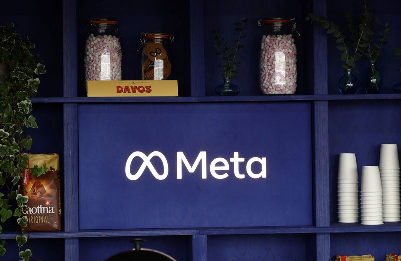 © Reuters. A logo of Meta sits outside the Meta House on the opening day of the 55th annual meeting of the World Economic Forum (WEF) in Davos, Switzerland, January 20, 2025. REUTERS/Yves Herman