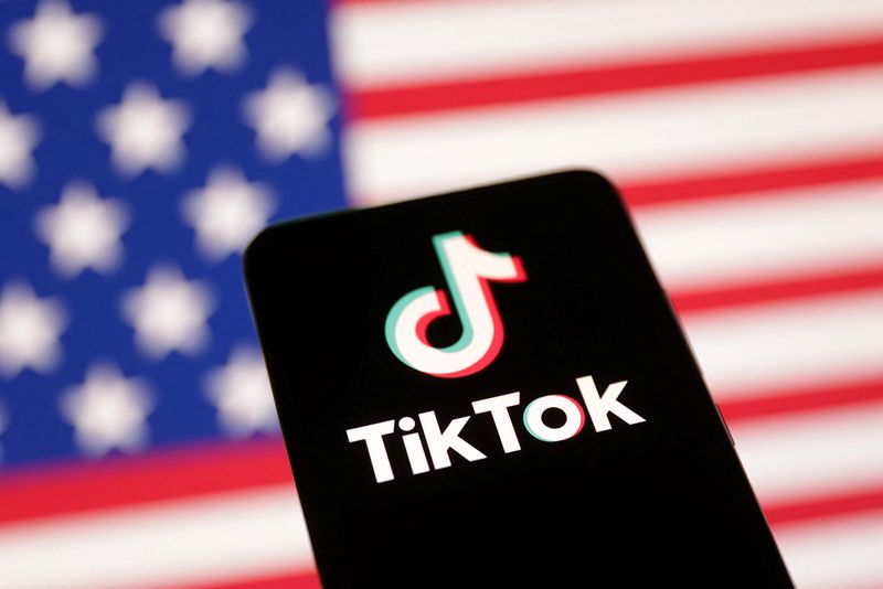 © Reuters. FILE PHOTO: U.S. flag and TikTok logo are seen in this illustration taken January 8, 2025. REUTERS/Dado Ruvic/Illustration/File Photo © Reuters. FILE PHOTO: U.S. flag and TikTok logo are seen in this illustration taken January 8, 2025. REUTERS/Dado Ruvic/Illustration/File Photo