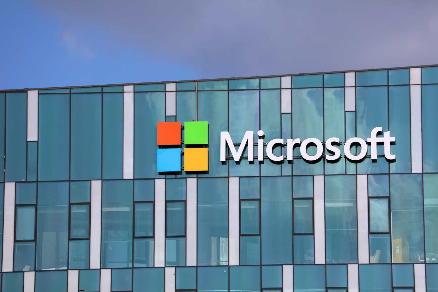 Microsoft Stock: Still An Attractive Growth Juggernaut (NASDAQ:MSFT)