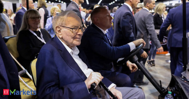 Why is Warren Buffett stockpiling cash? A sign of market trouble or a masterstroke in long-term investing? The real strategy behind Berkshire Hathaway’s growing war chest