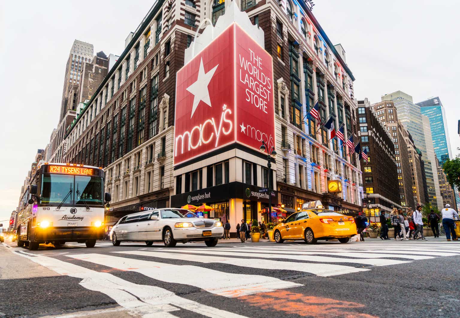 Macy's Stock Q4: Attractive Even With Mixed Guidance (NYSE:M)