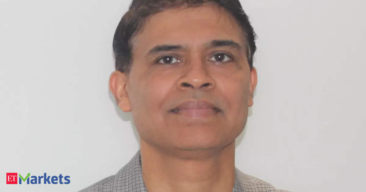 Struggling to choose between RIL and Airtel? Hemang Jani explains how to approach both