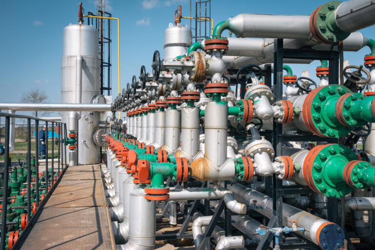 WTI Oil Rises and on Growing Threats About New Tariffs and Potential Military Confrontation with Iran - Action Forex