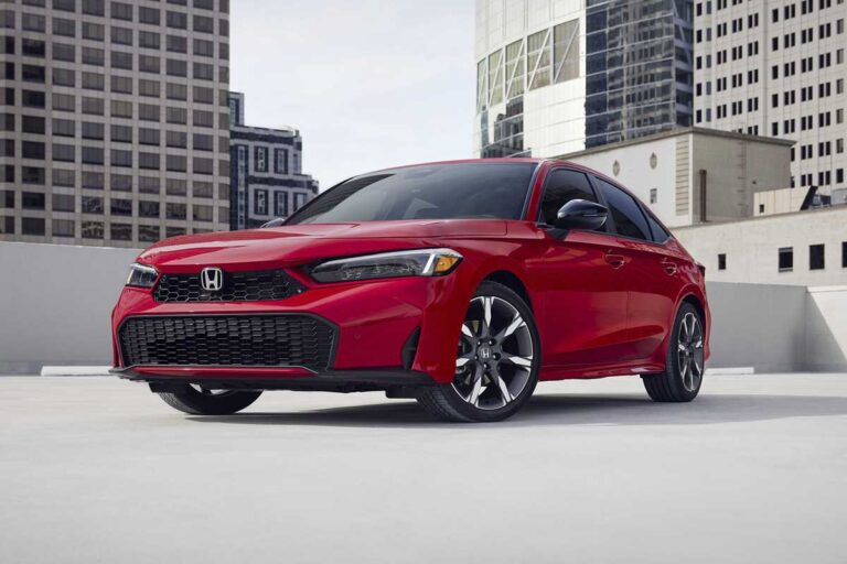 Edmunds small sedan test: 2025 Honda Civic vs. Kia K4