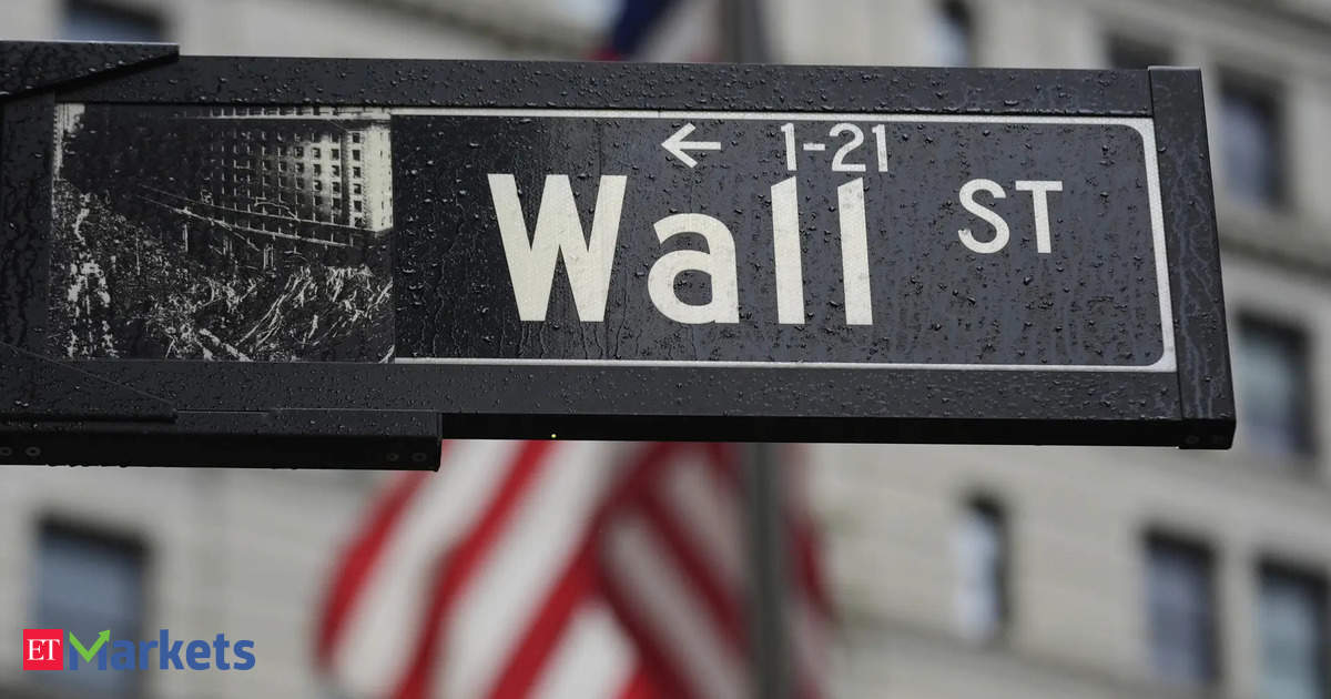 US stocks pare early highs, trade flat as investors weigh growth concerns