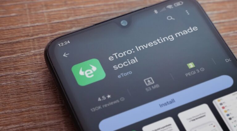 eToro (shutterstock)