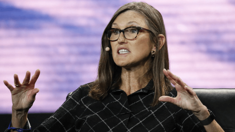 $1.5 Million Bitcoin? Ark’s Cathie Wood Sees Gold’s Market Share Slipping 