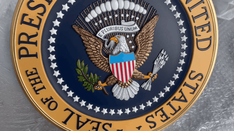 Presidential Seal Controversy Hits TRUMP Memecoin Holder Event – Crypto News Bitcoin News