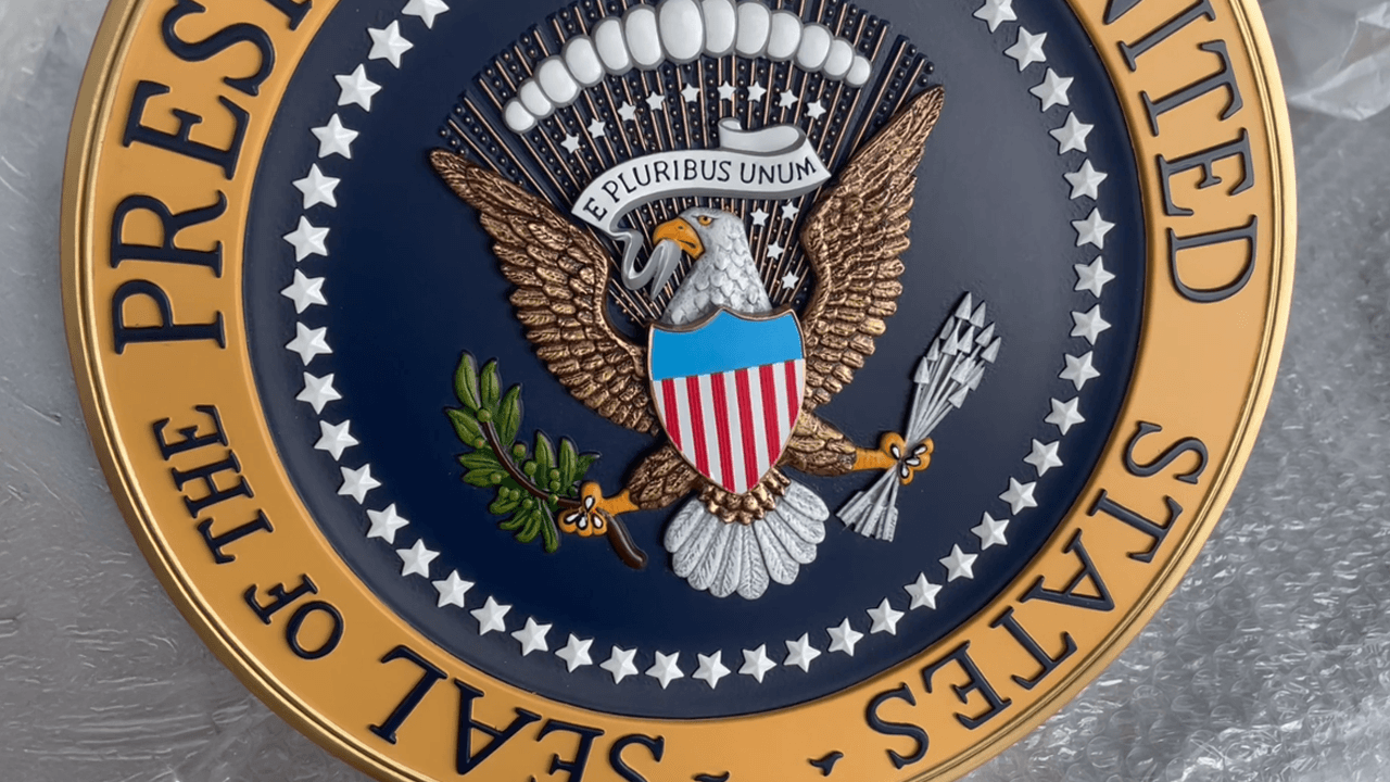 Presidential Seal Controversy Hits TRUMP Memecoin Holder Event – Crypto News Bitcoin News