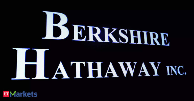 Berkshire shareholders head to Buffett's 60th annual meeting, economy top of mind