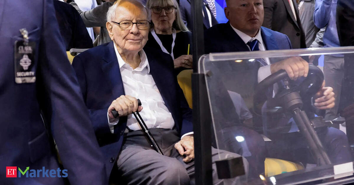 Buffett takes the stage at Berkshire Hathaway meeting