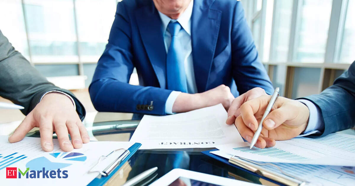 FIIs withdraw Rs 11,591 crore from domestic markets this week. May purchases narrow to Rs 13,835 crore