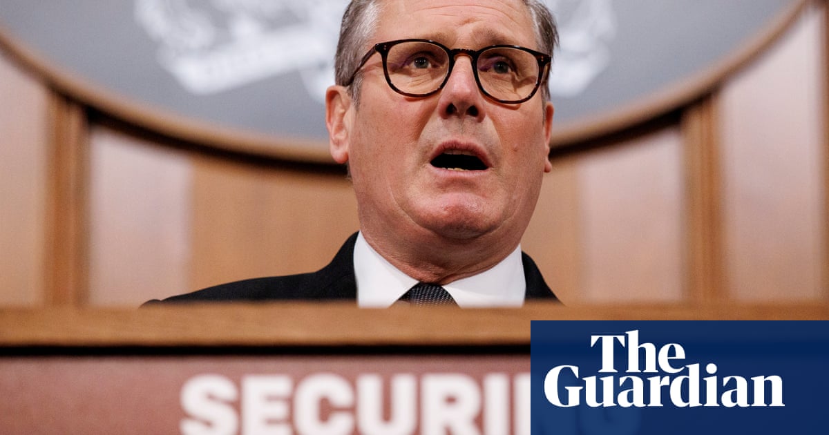 Starmer tells MPs he will fight Farage ‘as Labour’ at anxious private meeting