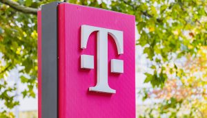 Telekom-Schild im Grünen