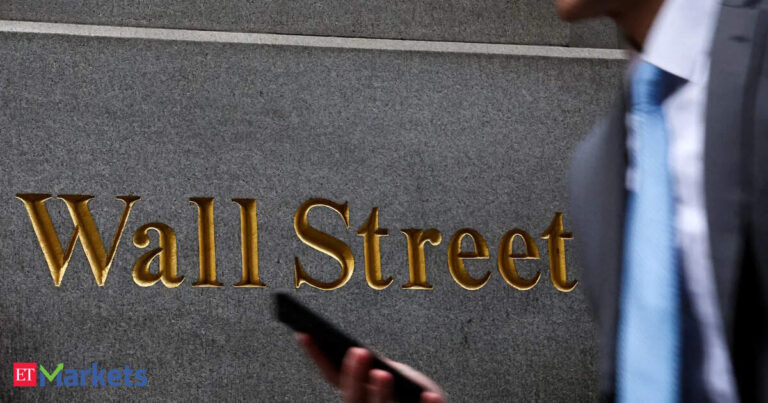 US stocks nosedive after Fed keeps rates unchanged amid tariff uncertainty