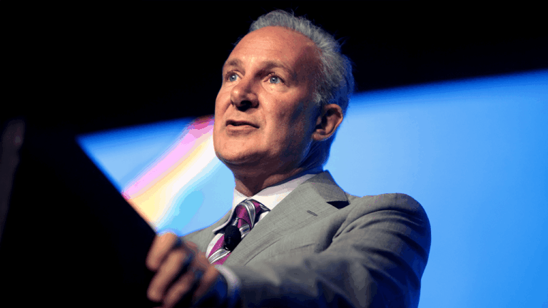 Peter Schiff Sounds the Alarm: Bitcoin’s Rise Is a ‘Distraction’ From Silver’s Big Moment – Economics Bitcoin News