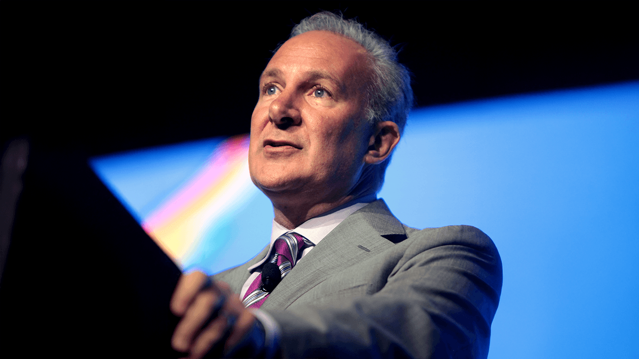 Peter Schiff Sounds the Alarm: Bitcoin’s Rise Is a ‘Distraction’ From Silver’s Big Moment – Economics Bitcoin News
