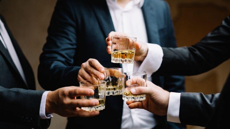 Bitcoin Drops Below $115K and Institutions Buy the Dip – Markets and Prices Bitcoin News